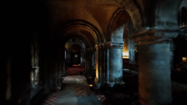 Внутрішній двір святого Варфоломея у Вілмслоу. — стокове відео