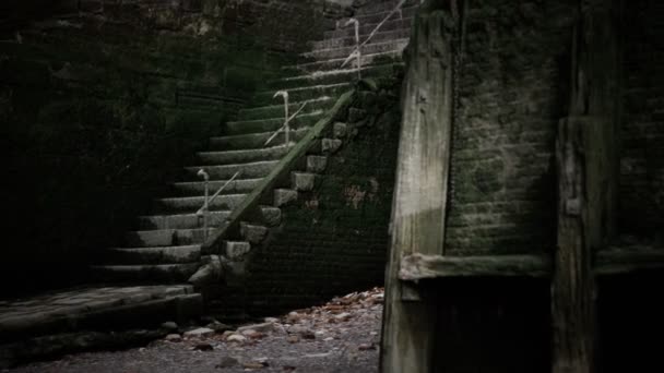 Stará zeď a schody pokryté mechem — Stock video