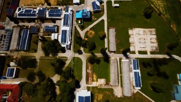 Vista aérea de casas con paneles de techo solar — Vídeos de Stock