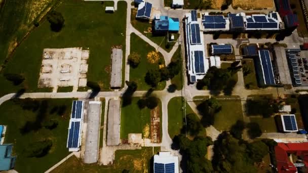 Vista aérea de casas con paneles de techo solar — Vídeos de Stock