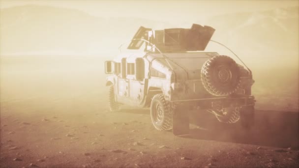 Carro patrulha militar ao pôr-do-sol na tempestade do deserto — Vídeo de Stock