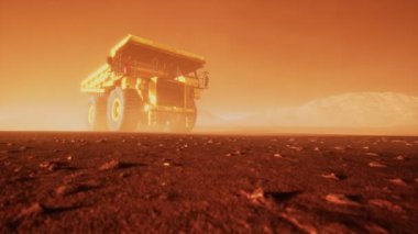 Kariyerinde büyük sarı maden kamyonu tozlandı.