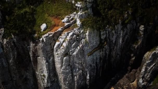 Die Küste des Atlantiks mit felsigen Klippen — Stockvideo