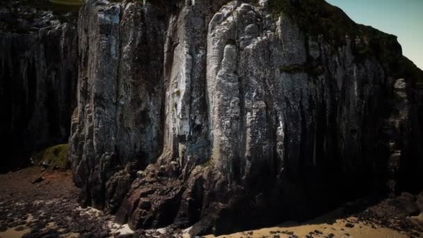La costa del océano Atlántico con acantilado rocoso — Vídeos de Stock