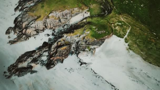 Vista aérea de la hermosa costa con acantilados rocosos — Vídeos de Stock