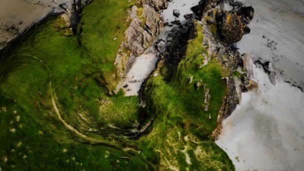 Luftfoto af den smukke kyst med klipper – Stock-video