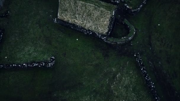 Casa histórica de piedra con techo de césped en las Islas Feroe — Vídeo de stock