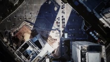 Otoparkı olan tipik küçük kasaba alışveriş merkezinin hava manzarası