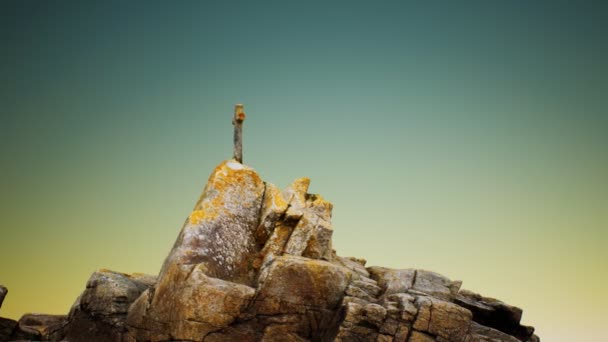 Cruz de piedra en la roca Beg Ar Groas — Vídeo de stock