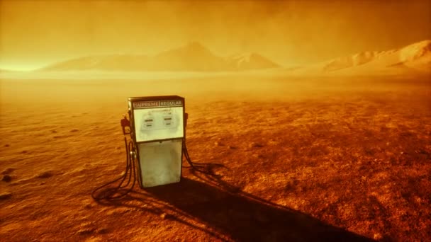 Een vintage roestige benzinepomp verlaten in de woestijn — Stockvideo
