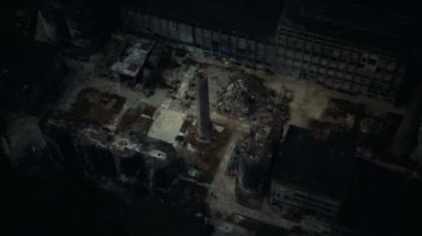 Terk edilmiş tuğla ve kaldırım döşeme fabrikası geceleri