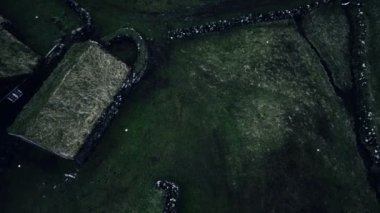 Faroe Adaları 'nda çim çatılı tarihi taş ev.
