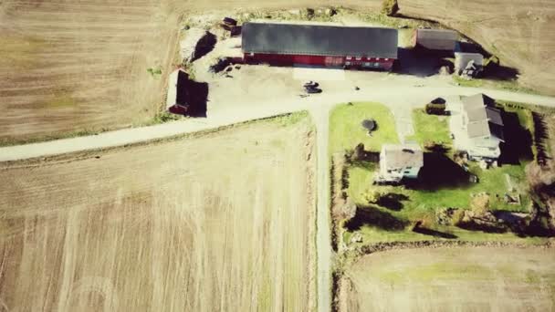 Großes Bauernhaus mit Feld — Stockvideo