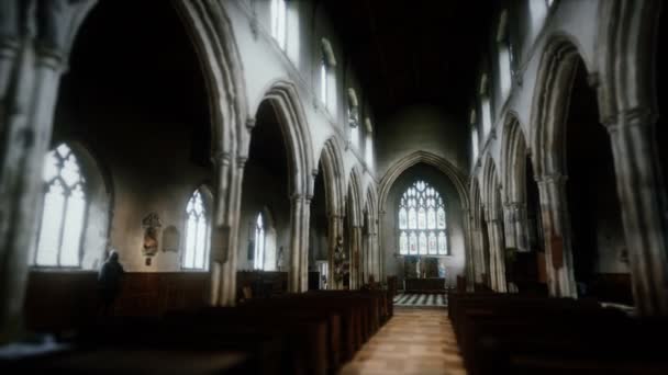 Iglesia St. Giles Without Cripplegate ubicada en Barbican Estate en Londres — Vídeos de Stock
