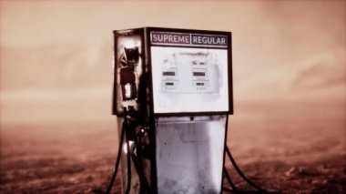 Çölde terk edilmiş paslı bir benzin pompası.