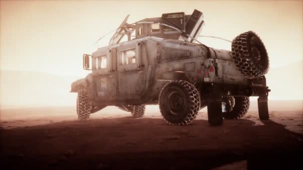 砂漠の嵐の中で日没の軍事パトロール車 — ストック動画