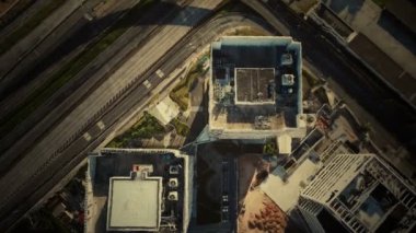 Otoparkı olan tipik küçük kasaba alışveriş merkezinin hava manzarası