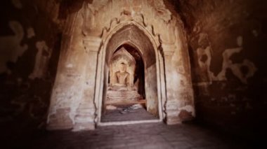 Buda heykeli Bagan Myanmar 'daki isimsiz basit bir tapınağın içinde.