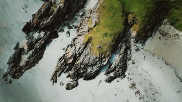 Légi kilátás a gyönyörű part szikla sziklák — Stock videók