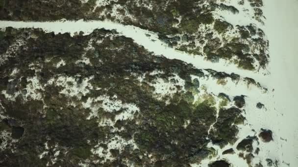 Беспилотники с высоты птичьего полета смотрят на песчаные дюны на пляже — стоковое видео