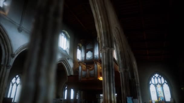 Iglesia St. Giles Without Cripplegate ubicada en Barbican Estate en Londres — Vídeo de stock