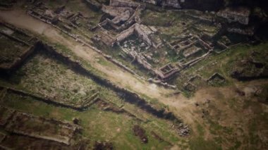Antik şatonun kalıntılarının hava aracı görüntüsü