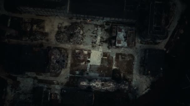 Fábrica de ladrillos abandonados y losas de pavimentación por la noche — Vídeo de stock