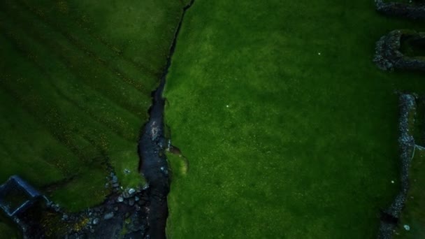 Campos de hierba verde de las Islas Feroe — Vídeos de Stock