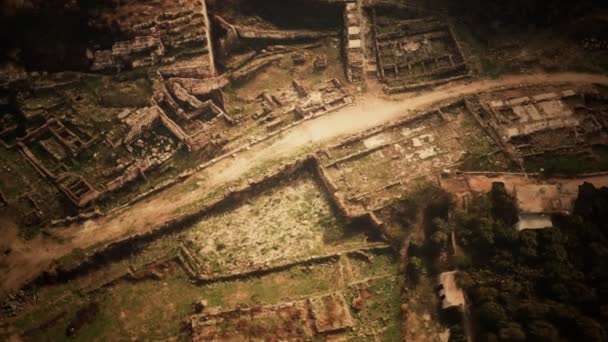 Vista aérea del dron de las ruinas del antiguo castillo — Vídeo de stock