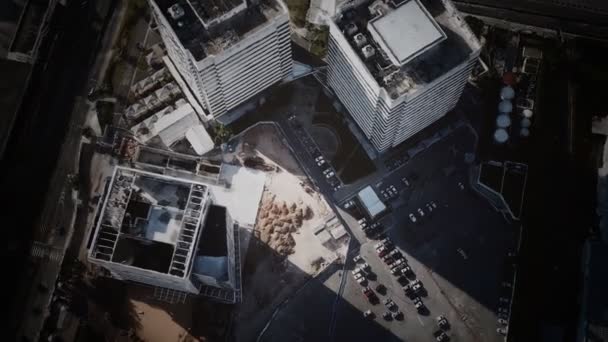 Vista aérea del típico centro comercial de la pequeña ciudad con estacionamiento — Vídeo de stock