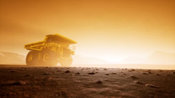 Camión minero amarillo grande en el polvo en la carrera — Vídeos de Stock