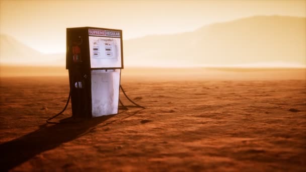 Μια παλιά σκουριασμένη αντλία αερίου εγκαταλειμμένη στην έρημο. — Αρχείο Βίντεο