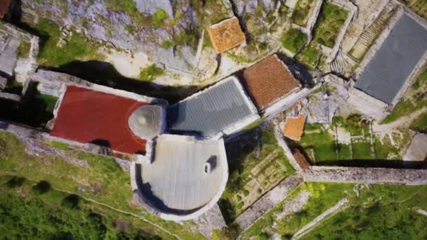 Ancien château médiéval de Beynac se dresse sur un sommet d'une colline — Video