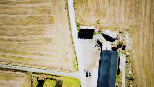 Grote boerderij landhuis met veld — Stockvideo