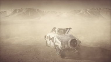 Askeri devriye arabası çöl fırtınasında gün batımında