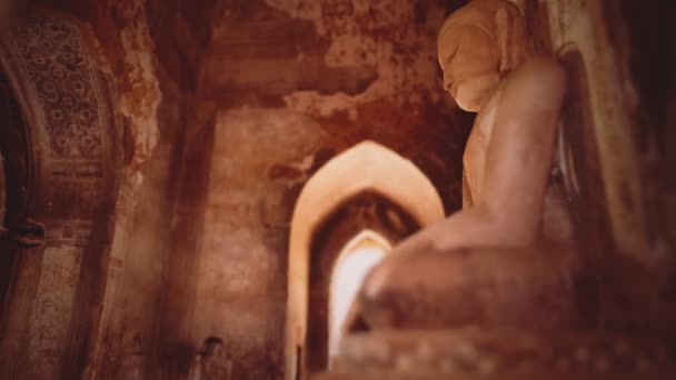 Statuia lui Buddha în interiorul unui templu simplu fără titlu din Bagan Myanmar — Videoclip de stoc