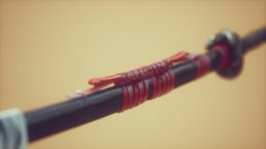 Parlak arkaplanda süsleri olan Asyalı bir katana.