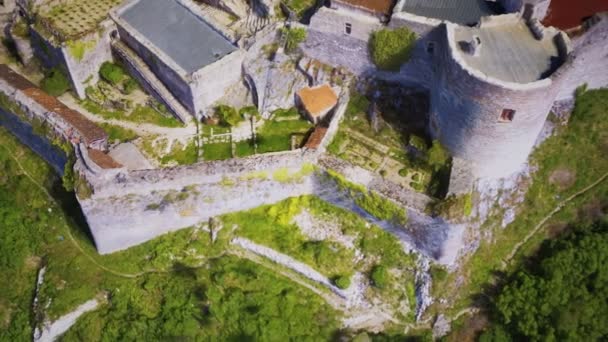 Ancien château médiéval de Beynac se dresse sur un sommet d'une colline — Video