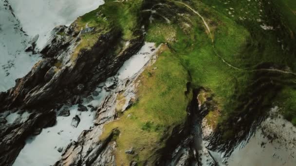 Widok z lotu ptaka na piękne wybrzeże z klifami skalnymi — Wideo stockowe