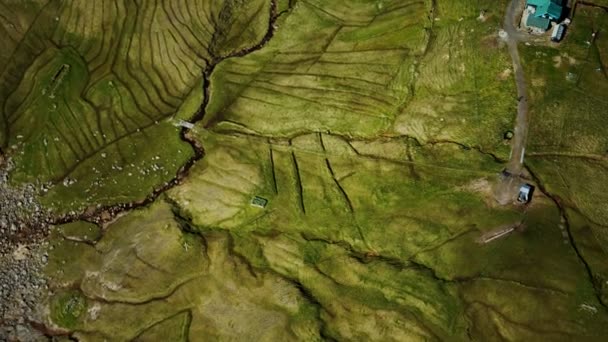 Vista aérea del paisaje verde en las Islas Feroe — Vídeo de stock