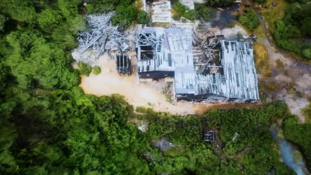 Antigua mina abandonada en el bosque — Vídeo de stock