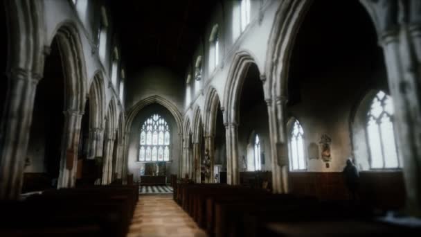 Iglesia St. Giles Without Cripplegate ubicada en Barbican Estate en Londres — Vídeo de stock