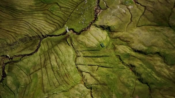 Vue aérienne du paysage verdoyant des îles Féroé — Video