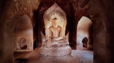 Buda heykeli Bagan Myanmar 'daki isimsiz basit bir tapınağın içinde.