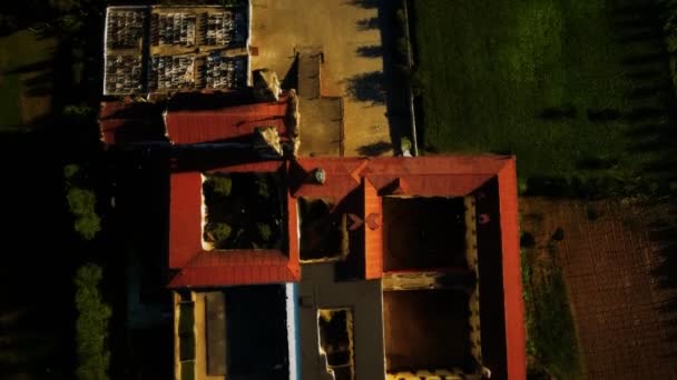 Sint Maarten van Tibaes Klooster, Patio en kerk vanuit de lucht — Stockvideo