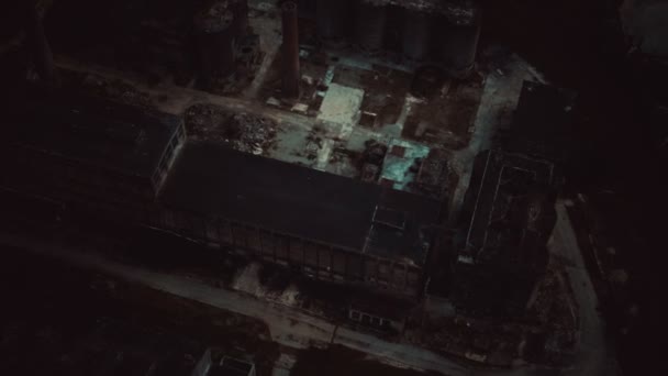 Övergiven tegel och gatsten fabrik på natten — Stockvideo