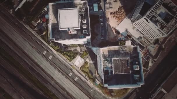 Luftaufnahme eines typischen Kleinstadt-Einkaufszentrums mit Parkplätzen — Stockvideo