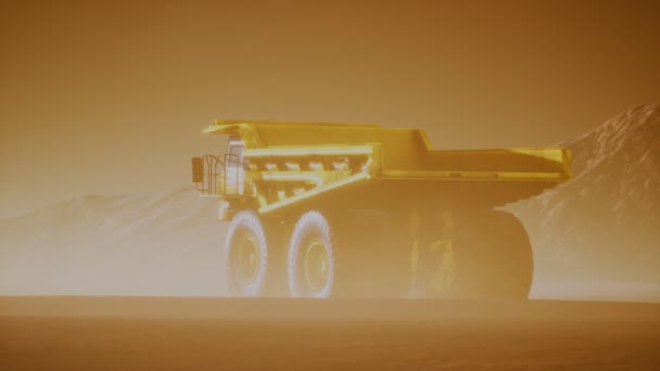 Grote gele mijnbouw truck in het stof op carrière — Stockvideo