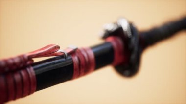 Parlak arkaplanda süsleri olan Asyalı bir katana.