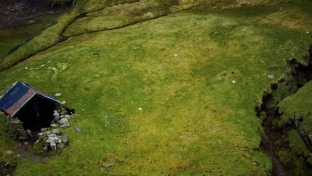 Luchtfoto van groen landschap op de Faeröer — Stockvideo
